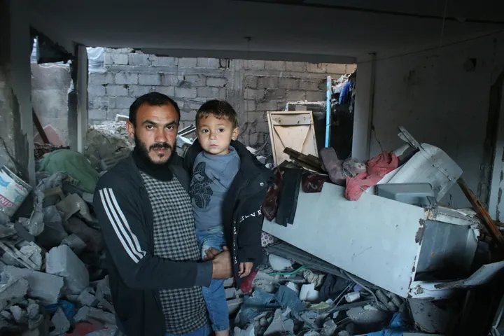 Cicatrices silenciosas: un padre lucha por sanar el trauma de su hijo en Gaza